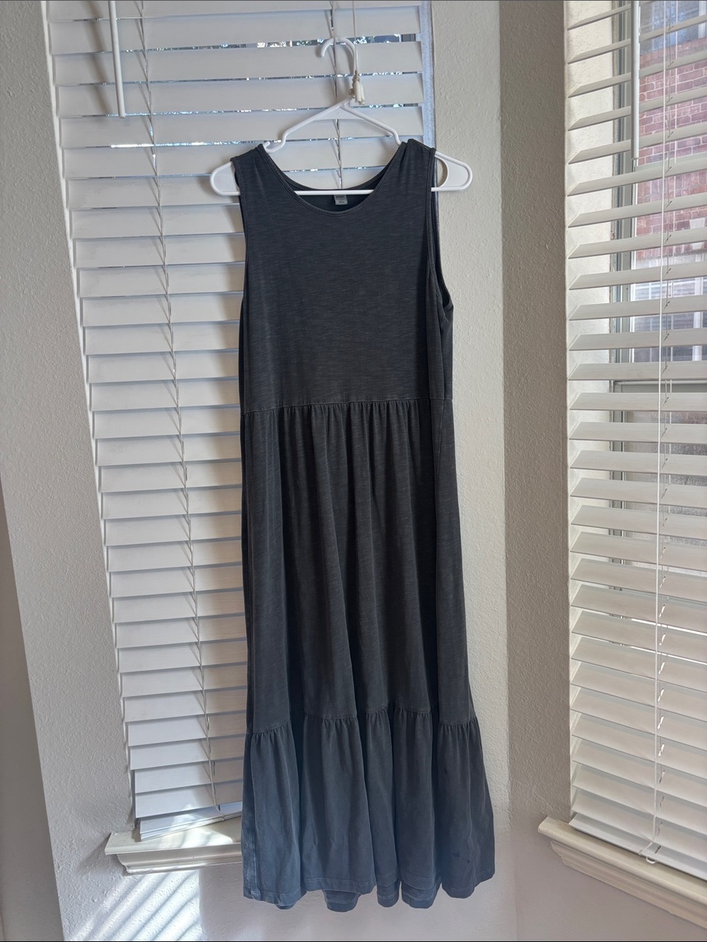 Old Navy Sleeveless Tiered Maxi Dress in Charcoal